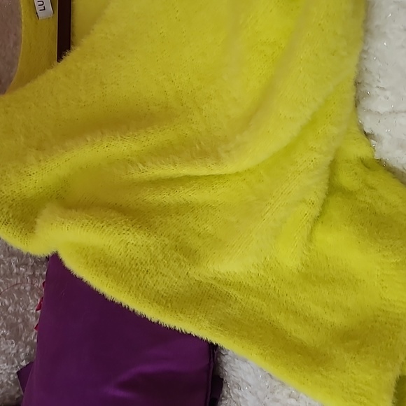 Neon yellow Italian sweater with the feel of angora - Picture 3 of 3